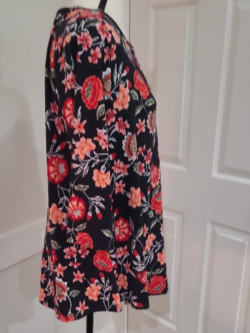 Misia Black Floral Keyhole Tunic Top - Red & Peach Flowers - Size M - Picture 4 of 7